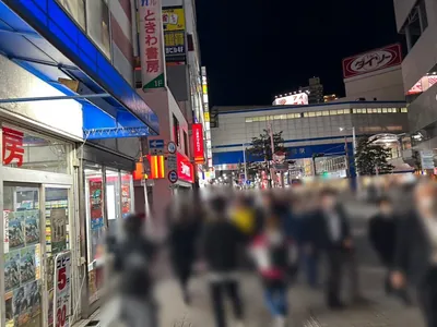 パールへの道順 4／6：直進し、左手路地を左折します。