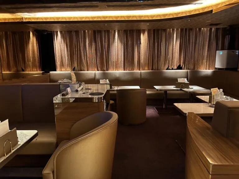蕨 タントラの店内