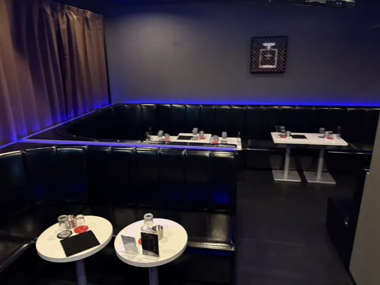 天 （テン）の店内