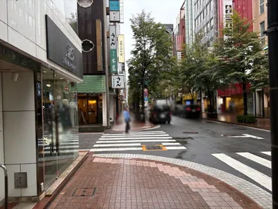アベニューへの道順 8／9：一つ目の左手の路地を超えて直進します。