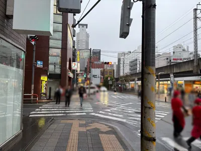 セバスチャンへの道順 10／16：十字路を越えて直進を続けます。