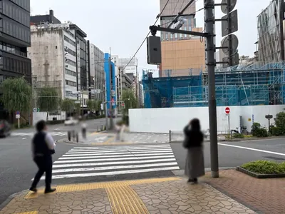 華れ （ハナレ）への道順 4／8：二つ目の横断歩道も渡ります。