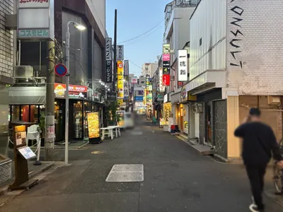 カンカンへの道順 8／9：一つ目の左手路地を越えて直進します。