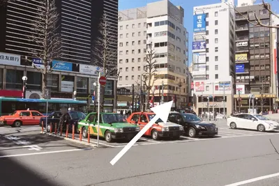 ベロアへの道順 1／4：恵比寿駅西口の改札を左へ出まると、突き当りにロータリーがあるので右へ歩きます。