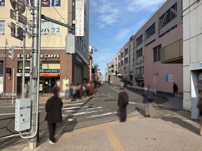 ハングオーバーへの道順 3／11：駅を右手に駅沿いを直進します。
