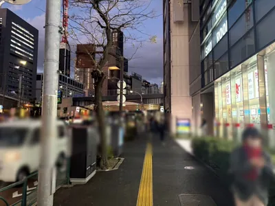 サロンへの道順 2／11：道路を左手に直進をします。