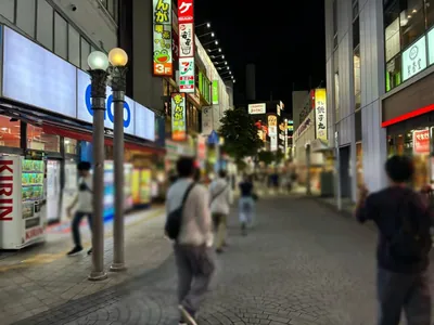 かえでのへやへの道順 5／15：Y字路を右手に進みます。