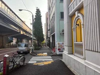 インクへの道順 7／9：三つ目の路地を右折します。