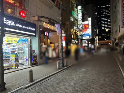 赤坂ファーストへの道順 2／2：駅を背にして斜め右前に赤坂ファーストの入る「マーブル赤坂」があります。