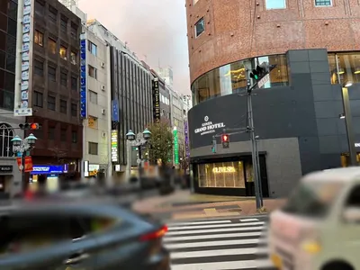 ラウンジエンへの道順 6／11：「難波橋」の交差点を渡って左折します。