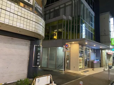 カーラへの道順 3／4：吉野家を越えて左手の二つ目の路地の角のビルに祖師ヶ谷大蔵カーラが入ります。