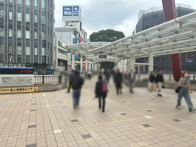 U2 （ユーツー）への道順 2／14：駅を背にしてコンコースを直進します。