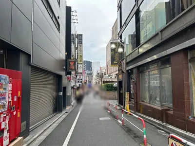 ドンフィンへの道順 8／9：突き当たるまで直進をします。