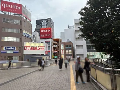 レオンへの道順 2／7：駅を背中にして左前のコンコースを直進します。