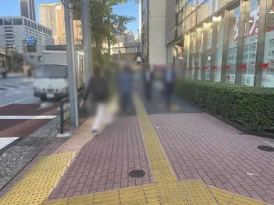 まゆへの道順 2／8：道路を左手に直進します。