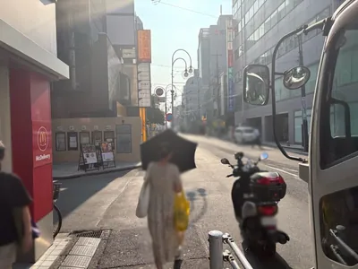 プロムドットへの道順 9／12：左手一つ目の路地を越えて直進をします。