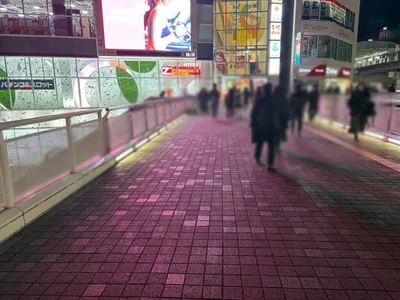 ヴィブロスへの道順 3／11：突き当りの左手のエスカレーターで下ります。