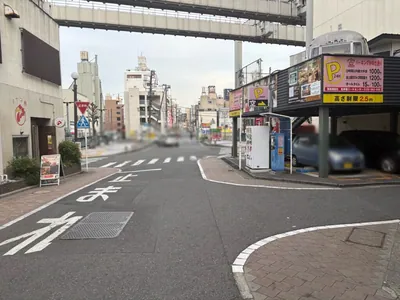 アラマンダへの道順 11／13：右手路地を越えて直進します。