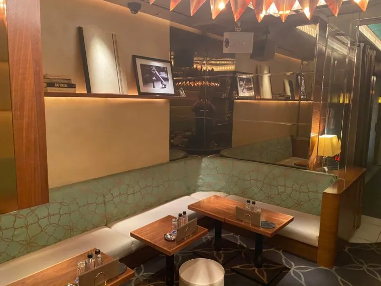 プラウドの店内