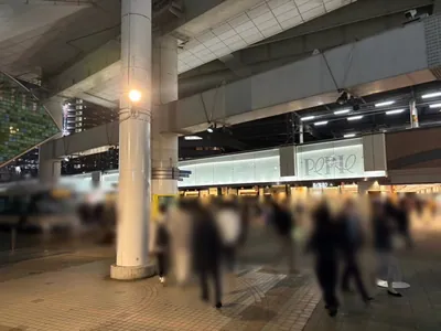 ドエムへの道順 2／15：駅を背にして右手に進みます。