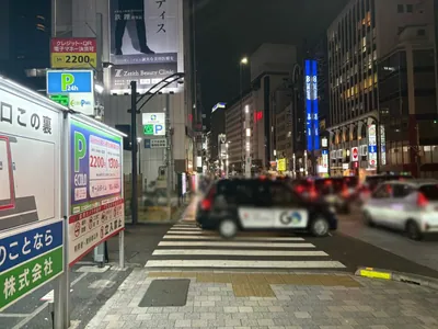 クロリスへの道順 5／8：左手一つ目の路地を越えてそのまま直進します。