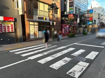 B4 （ビーフォー）への道順 5／9：横断歩道を渡って左手の歩道を直進します。