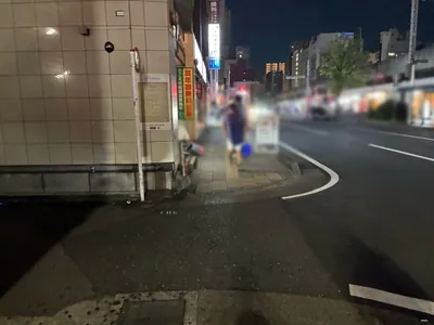 かえでのへやへの道順 9／15：左手路地を越えて直進します。