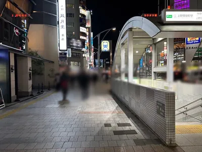 ゴッドファーザーへの道順 2／5：道路を右手に直進します。