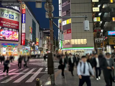 ビルスへの道順 4／6：一つ目の十字路を越えて直進します。