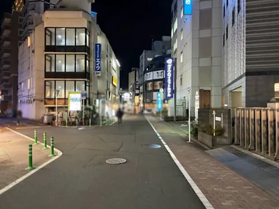 クレヨンへの道順 8／10：左手路地を越えて直進をします。