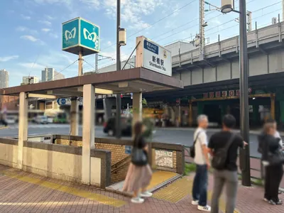 モノリスへの道順 1／10：銀座線「新橋駅」5番出口を出ます。