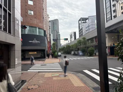 ナナエへの道順 7／9：「難波橋」の交差点に出たら横断歩道を渡って直進します。
