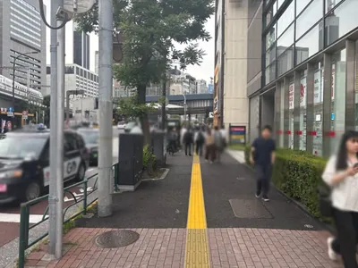 エンへの道順 2／10：道路を左手に直進します。