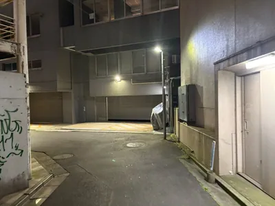 M （エム）への道順 10／12：道なりに歩きます。