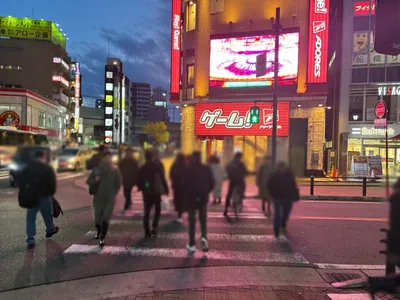 クリスタルシューズへの道順 4／8：交差点に出たら正面の横断歩道を渡ります。
