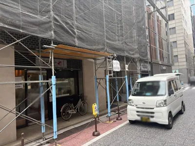叡 （エイ）への道順 8／8：十字路に出る手前の左手に銀座叡の入る「たくみビル」があります。