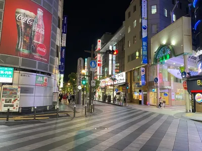 柏　ベロアへの道順 4／13：エスカレーターを降りたら新生銀行方面へ横断歩道を渡ります。