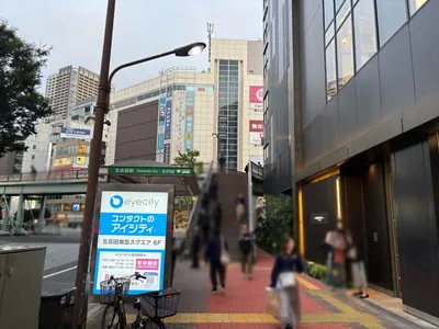 エピックへの道順 2／13：駅を背中にして右手の歩道橋方面へ進みます。