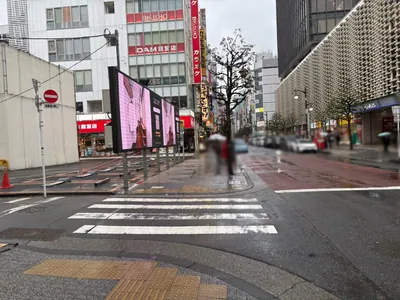 イチへの道順 4／12：渡ったら右折し、一つ目の左手路地を越えて直進をします。