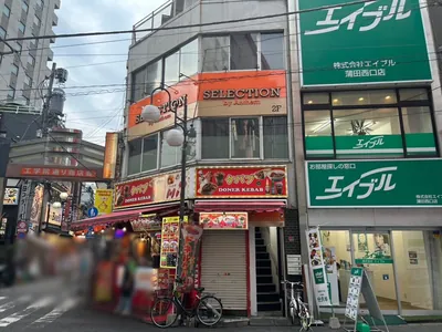 セレクションへの道順 6／6：十字路を超えてすぐ右手に蒲田セレクションの入る「伊藤ビル」があります。