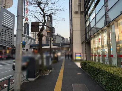 アンへの道順 2／9：道路を左手にして直進します。