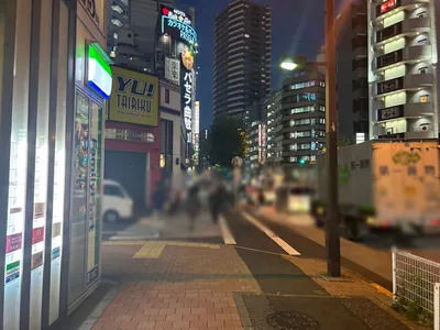 ハナビへの道順 4／8：二つ目の横断歩道も渡って直進します。