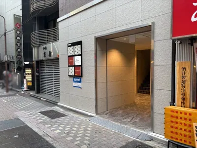クラッシュへの道順 10／10：少し進んだ先の右手に上野クラッシュの入る「小島ビル」があります。