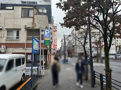 シュシュ 池袋西口店への道順 6／8：二つ目の路地も越えて直進を続けます。