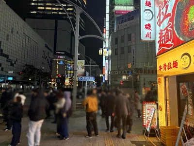 ネクトへの道順 3／6：「上野広小路」の交差点を横断歩道を渡らずに右折します。
