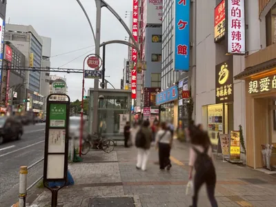 美人茶屋 (ビジンチャヤ)への道順 2／3：道路を左手に直進します。