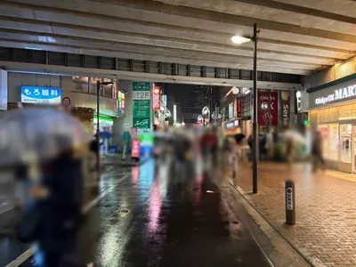 シャインへの道順 2／6：駅を背にして左手に進みます。