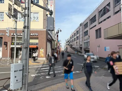 スカイキャッスルへの道順 3／12：左手一つ目の路地を越えて直進します。
