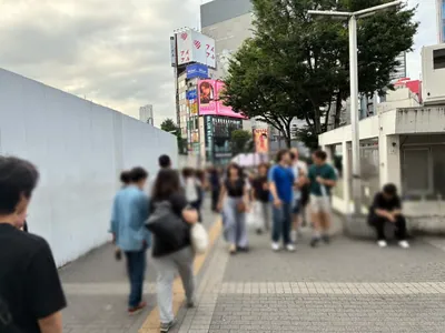 パーティーパーティーへの道順 2／8：駅を背にして線路を左手に直進します。