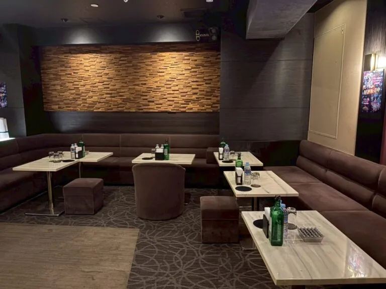 ラプソディの店内